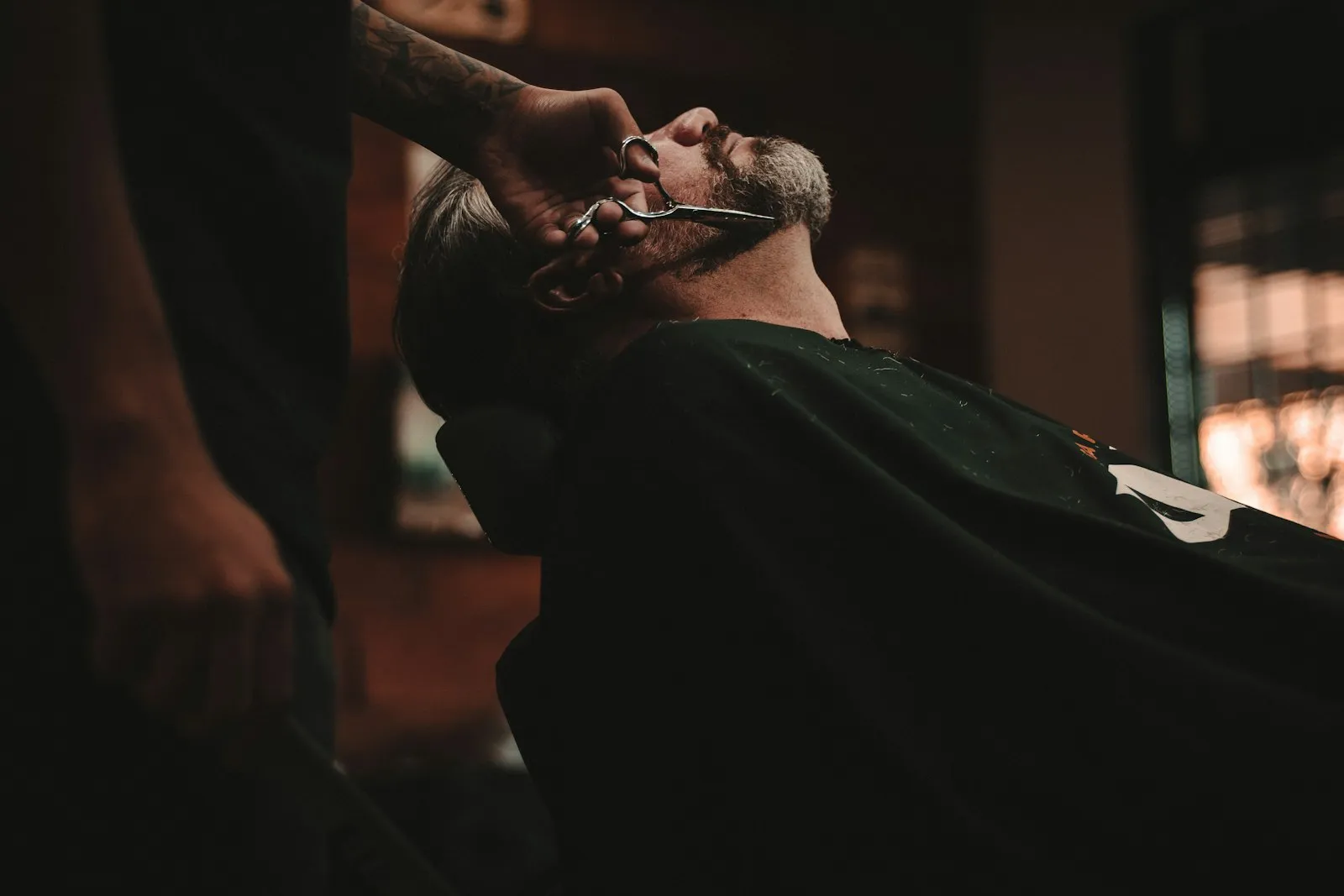 Barbero trabajando en El Krak, Independencia